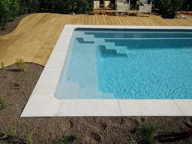 Vinyl pool with integrated seating for relaxation