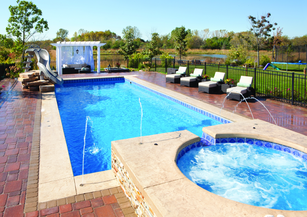 Contemporary vinyl liner pool with sleek features