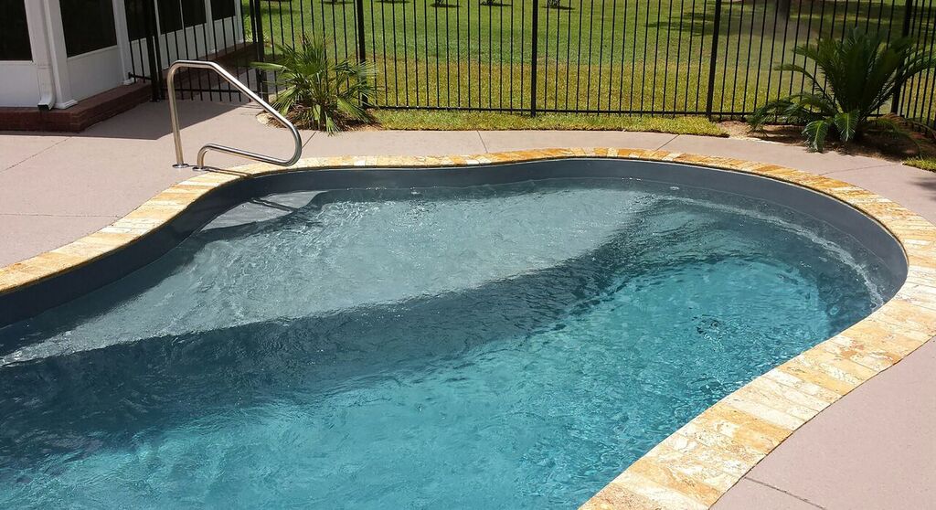 Small and stylish vinyl pool for intimate spaces