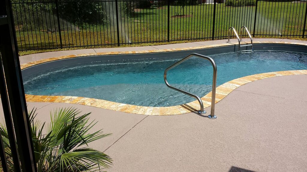 Vinyl pool with refreshing water features
