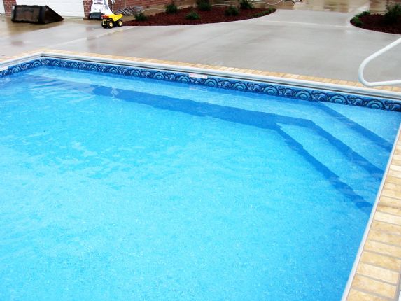 Vinyl liner pool with beach entry