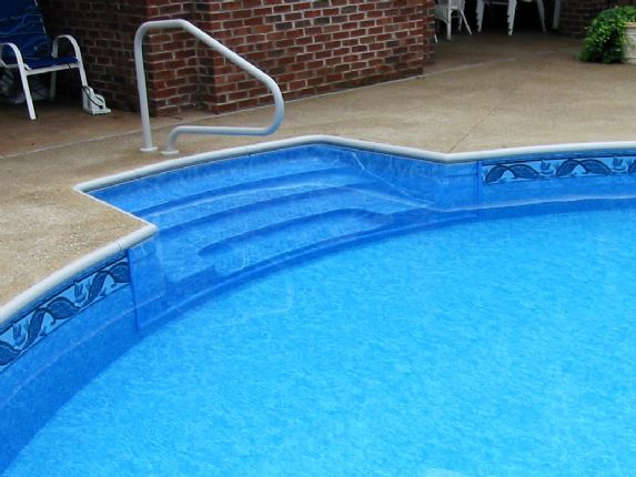 Vinyl liner pool with striped bottom pattern