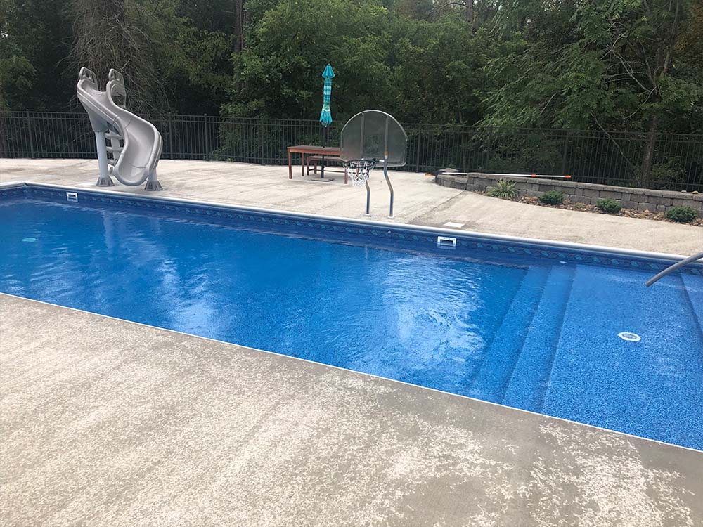 Vinyl pool with water features and fountains