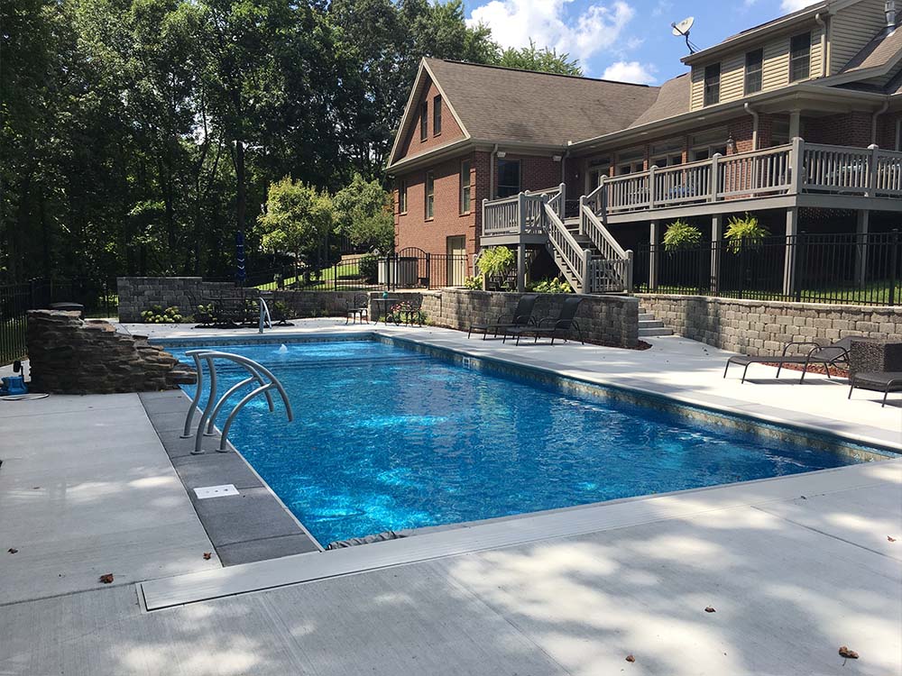 Vinyl liner pool with built-in spa feature